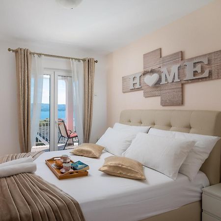 Luxury Seafront Villa With Heated Pool, Jacuzzi, Sea View, 150 M From Beach Stanici Eksteriør billede