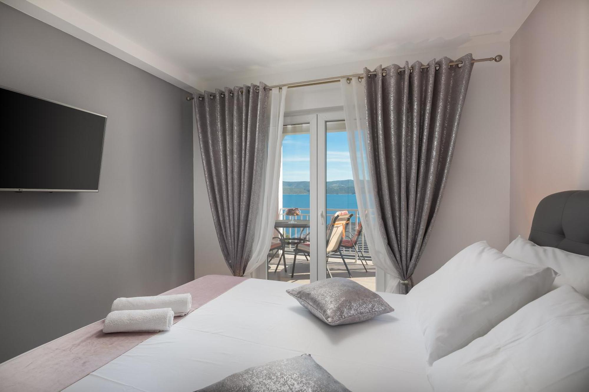 Luxury Seafront Villa With Heated Pool, Jacuzzi, Sea View, 150 M From Beach Stanici Eksteriør billede